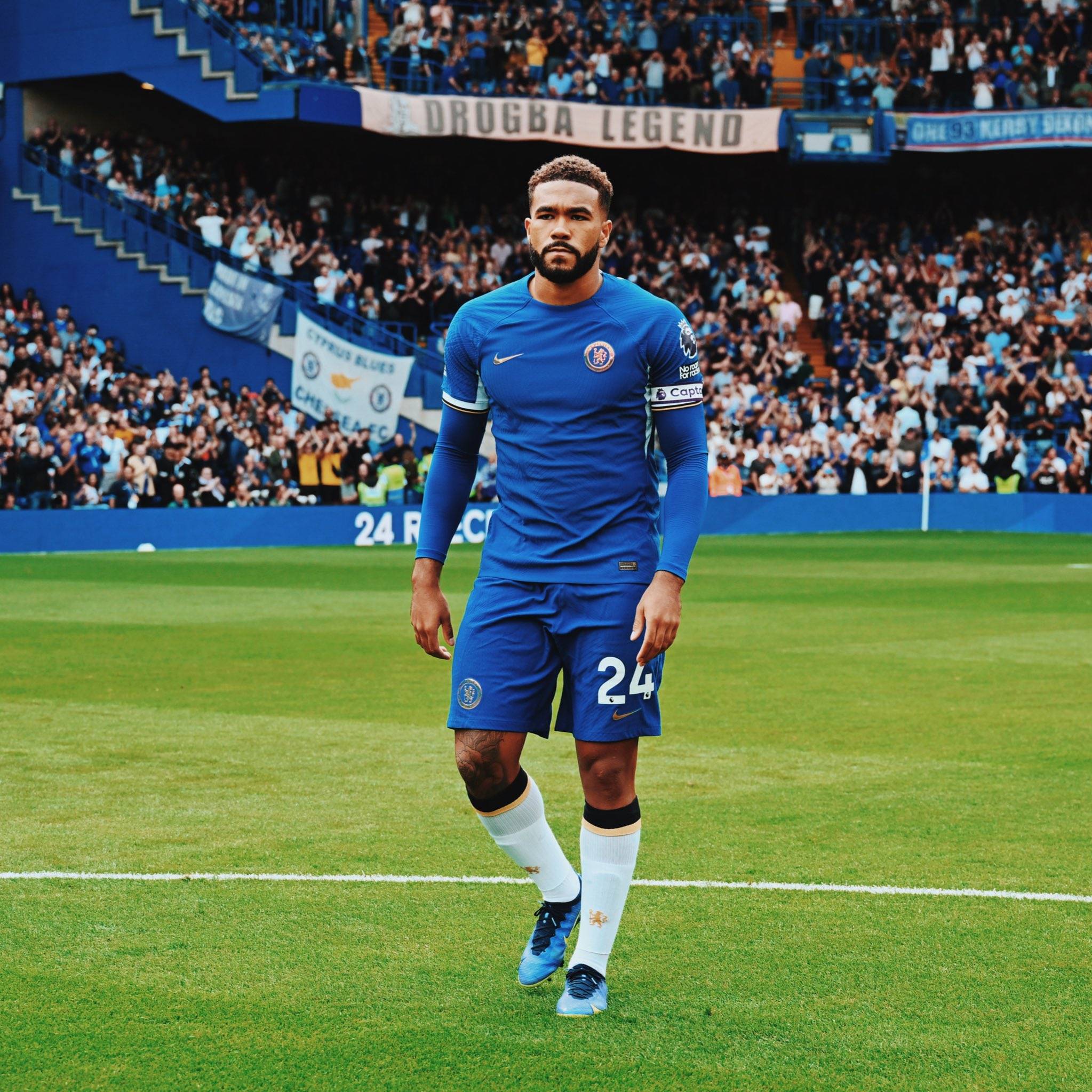 詹姆斯在比赛中受伤退赛，曼联主帅表示担忧(詹姆斯在比赛中受伤退赛,曼联主帅表示担忧吗)-九游应用