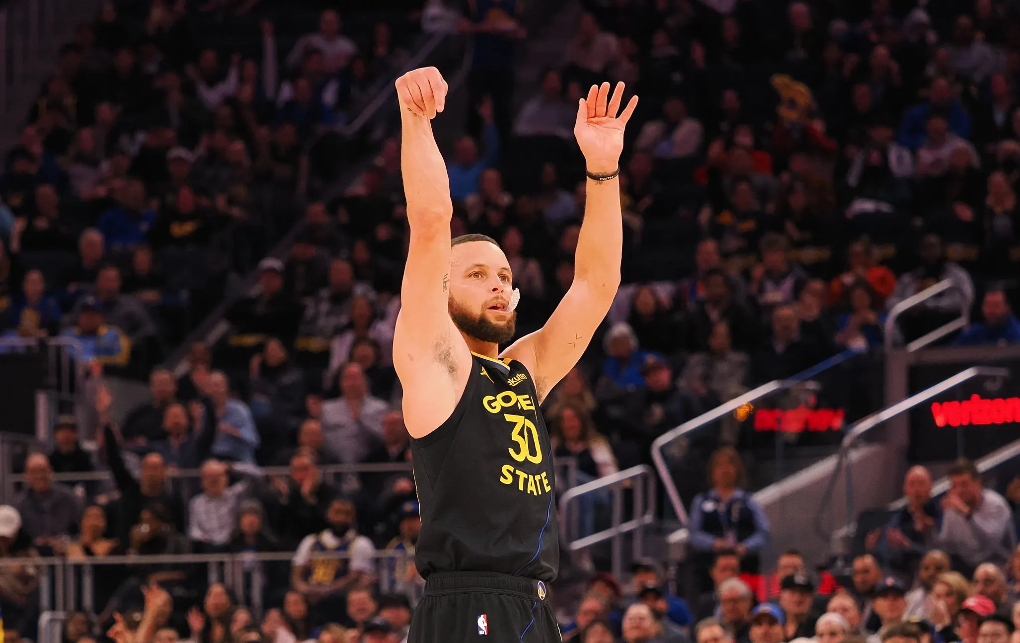 夺冠首场状态出色，老鹰观众沸腾！，库里重返赛场再创辉煌时刻的简单介绍-九游平台