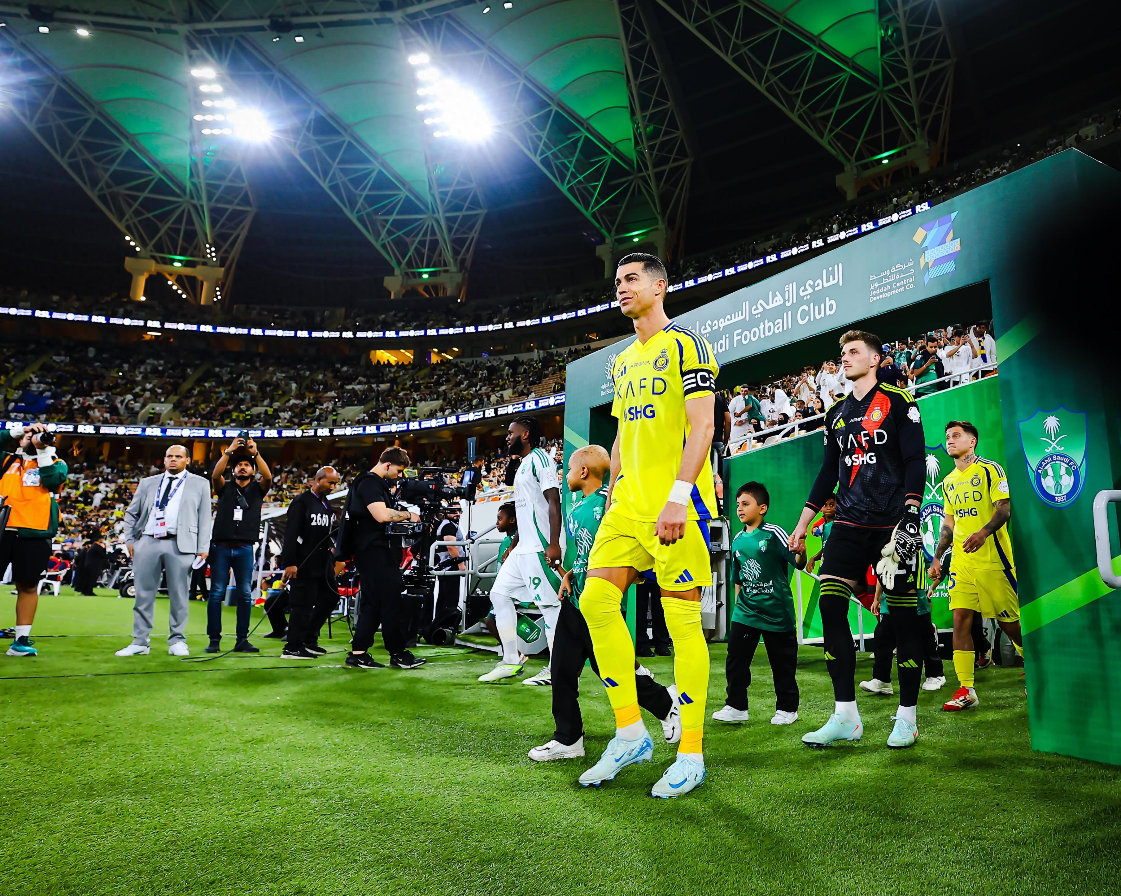 包含C罗重返赛场，出色发挥首场状态出色，SKT观众沸腾！观众掌声雷动的词条-九游应用