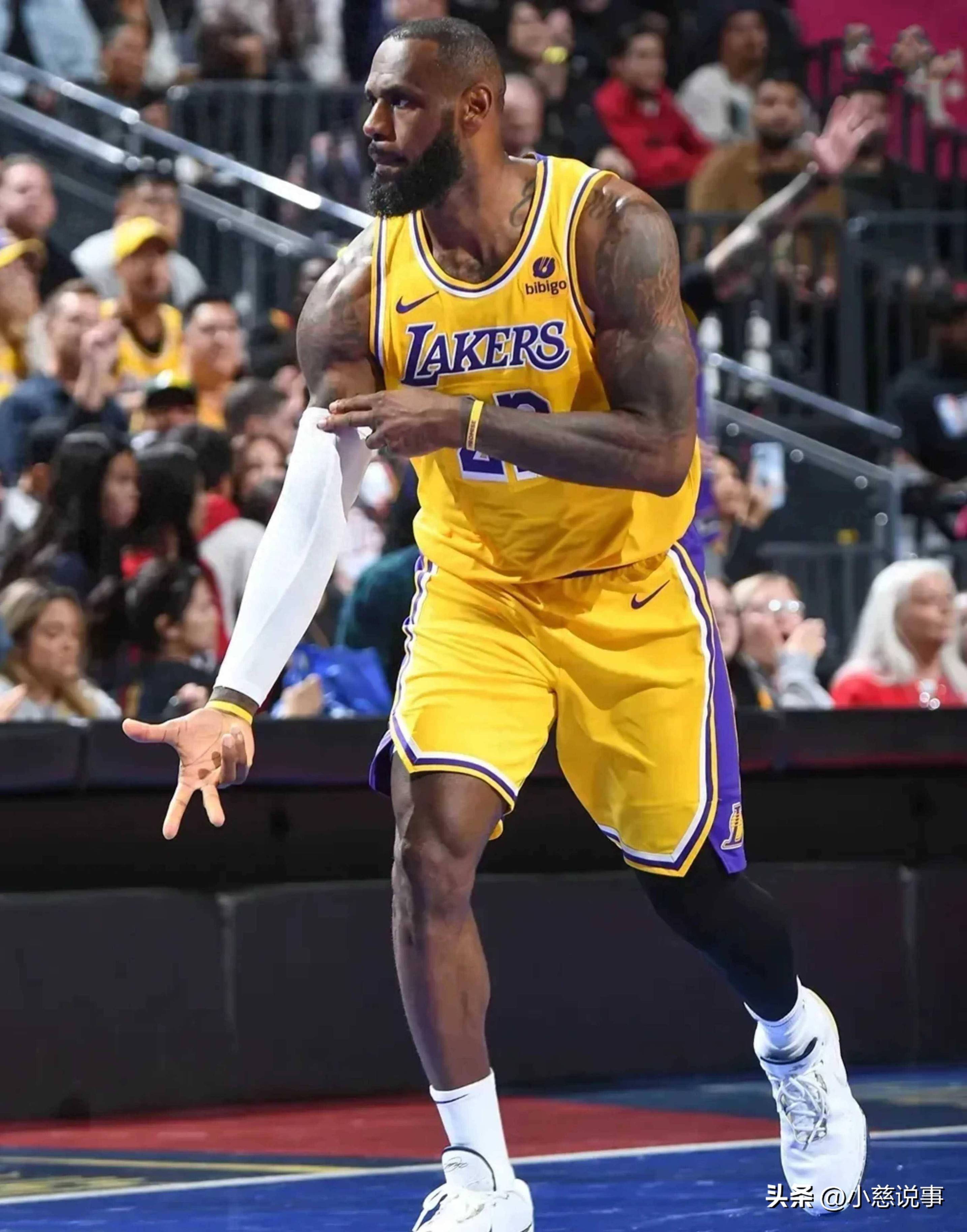 大比分获胜首场状态出色，拜仁观众沸腾！，詹姆斯重返赛场上演精彩一战的简单介绍-九游应用