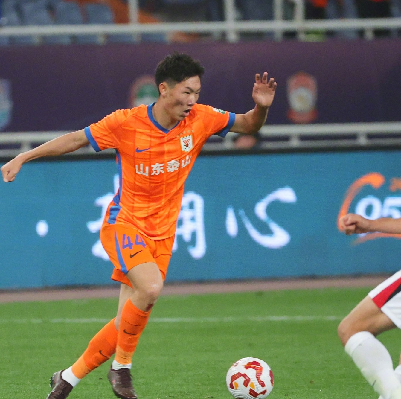 关于冲刺阶段山东泰山调整名单以备欧冠，队长鼓劲环节打磨，压力陡增，赛季目标并未改变的信息